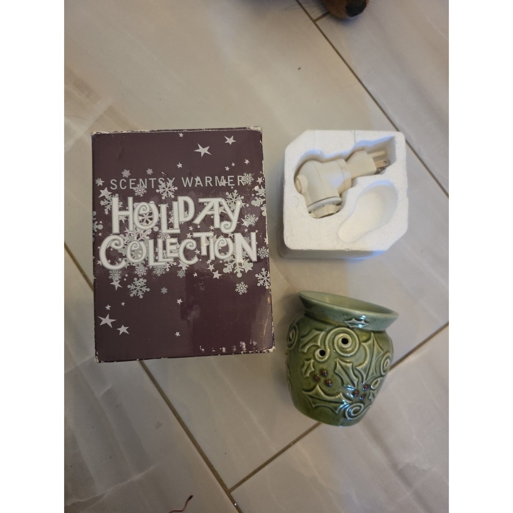 Scentsy Christmas Holiday Green Plug-in Warmer